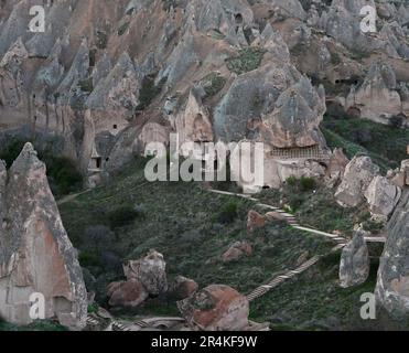 Architettura a taglio di roccia, Museo all'aperto Zelve, Capadoccia, Turchia Foto Stock