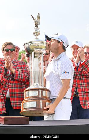 Fort Worth, Texas, Stati Uniti. 28th maggio, 2023. Emiliano Grillo bacia il trofeo di campionato durante il Charles Schwab Challenge Colonial Country Club di Fort Worth, Texas. Patrick Green/CSM/Alamy Live News Foto Stock