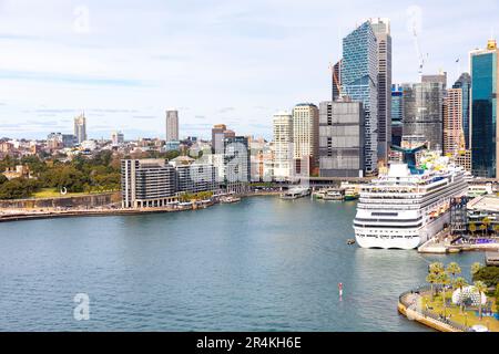 Gli alti edifici del centro cittadino di Sydney Circular Quay e la nave da crociera Carnival Splendor ormeggiati al terminal passeggeri d'oltremare, Sydney, NSW, Australia Foto Stock