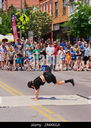 Lawrence, Kansas - 28 maggio 2023: TIC and TAC New York Breakdanzers al Lawrence Busker Festival Foto Stock