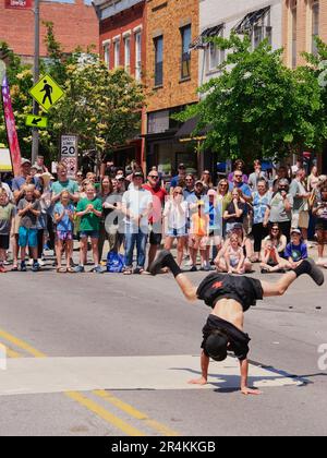 Lawrence, Kansas - 28 maggio 2023: TIC and TAC New York Breakdanzers al Lawrence Busker Festival Foto Stock