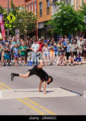 Lawrence, Kansas - 28 maggio 2023: TIC and TAC New York Breakdanzers al Lawrence Busker Festival Foto Stock