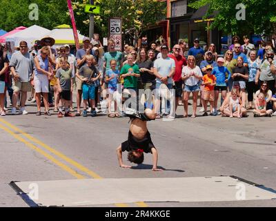 Lawrence, Kansas - 28 maggio 2023: TIC and TAC New York Breakdanzers al Lawrence Busker Festival Foto Stock