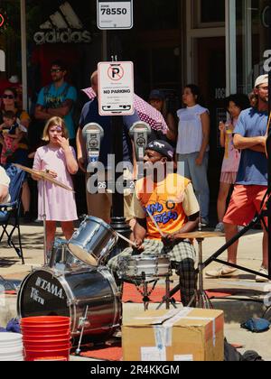 Lawrence, Kansas - 28 maggio 2023: TIC and TAC New York Breakdanzers al Lawrence Busker Festival Foto Stock