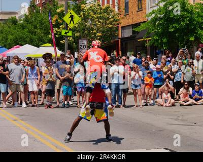 Lawrence, Kansas - 28 maggio 2023: TIC and TAC New York Breakdanzers al Lawrence Busker Festival Foto Stock