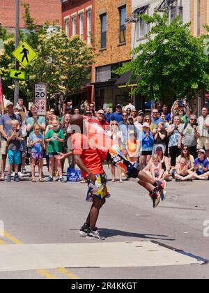 Lawrence, Kansas - 28 maggio 2023: TIC and TAC New York Breakdanzers al Lawrence Busker Festival Foto Stock