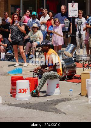 Lawrence, Kansas - 28 maggio 2023: TIC and TAC New York Breakdanzers al Lawrence Busker Festival Foto Stock