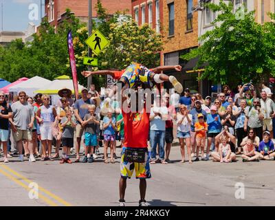 Lawrence, Kansas - 28 maggio 2023: TIC and TAC New York Breakdanzers al Lawrence Busker Festival Foto Stock