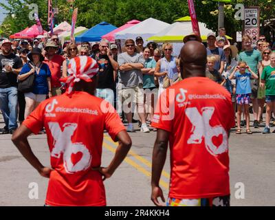 Lawrence, Kansas - 28 maggio 2023: TIC and TAC New York Breakdanzers al Lawrence Busker Festival Foto Stock