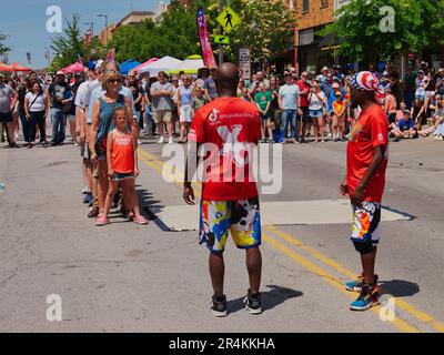 Lawrence, Kansas - 28 maggio 2023: TIC and TAC New York Breakdanzers al Lawrence Busker Festival Foto Stock