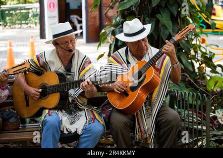 Medellin, Antioquia. Colombia - 26 gennaio 2023. Artisti di strada di Antioquia che eseguono musica colombiana tradizionale Foto Stock