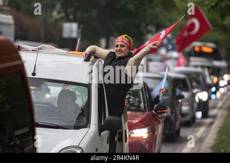 Istanbul, Turchia. 28th maggio, 2023. Il sostenitore del presidente Recep Tayyip Erdogan sventola una bandiera davanti all'edificio del partito AK del presidente Recep Tayyip Erdogan a Istanbul. Credit: SOPA Images Limited/Alamy Live News Foto Stock