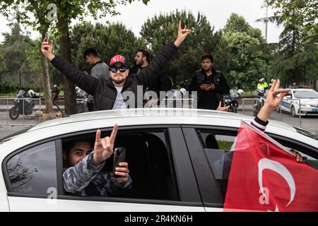 Istanbul, Turchia. 28th maggio, 2023. I sostenitori del gesto del presidente Recep Tayyip Erdogan davanti alla sede provinciale del partito AK del presidente Recep Tayyip Erdogan a Istanbul. Credit: SOPA Images Limited/Alamy Live News Foto Stock