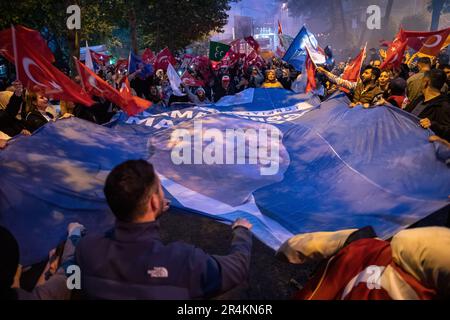 Istanbul, Turchia. 28th maggio, 2023. I sostenitori del presidente Recep Tayyip Erdogan hanno visto portare una bandiera gigante davanti al partito AK di Erdogan, sede provinciale di Istanbul. Credit: SOPA Images Limited/Alamy Live News Foto Stock