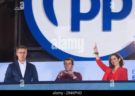 Madrid, Spagna. 28th maggio, 2023. Alberto Nu-ez Feijoo (L), presidente della Comunità di Madrid e candidato alla rielezione di Isabel Diaz Ayuso (R), E il sindaco di Madrid e candidato alla rielezione Jose Luis Martinez-Almeida (C) festeggiano con i sostenitori la vittoria del loro partito nelle elezioni locali e regionali presso la sede nazionale di Madrid. Oggi gli spagnoli sono stati chiamati ai sondaggi in una giornata elettorale in cui il Partito popolare ha ottenuto risultati migliori rispetto alle precedenti elezioni. Credit: Marcos del Mazo/Alamy Live News Foto Stock