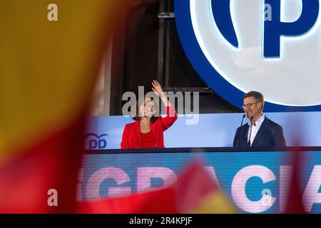 Madrid, Spagna. 28th maggio, 2023. Il leader del Partito popolare Alberto Nu-ez Feijoo (R) e il presidente della Comunità di Madrid e candidato alla rielezione Isabel Diaz Ayuso (L) celebrano con i sostenitori la vittoria del loro partito nelle elezioni locali e regionali presso la sede nazionale di Madrid. Oggi gli spagnoli sono stati chiamati ai sondaggi in una giornata elettorale in cui il Partito popolare ha ottenuto risultati migliori rispetto alle precedenti elezioni. Credit: Marcos del Mazo/Alamy Live News Foto Stock