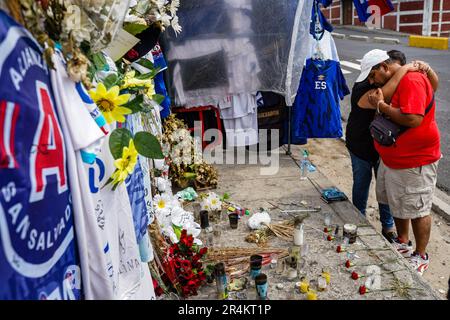 San Salvador, El Salvador. 28th maggio, 2023. Un padre di Mauricio Linares una delle vittime di un baluagio che ha avuto luogo nello stadio di Cuscatlan paga i suoi rispetti ad un memoriale. I membri dello staff di Alianza Futbol Club sono stati catturati dalla polizia nazionale salvadorana dopo che 12 persone sono morte e centinaia sono state ferite in una baldanzata allo stadio di Cuscatlan il 21 maggio 2023. Credit: SOPA Images Limited/Alamy Live News Foto Stock