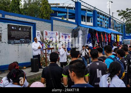 San Salvador, El Salvador. 28th maggio, 2023. I sostenitori di Alianza Futbol Club pregano di rendere omaggio alle vittime di una baldanzata in un memoriale fuori dallo stadio di Cuscatlan. I membri dello staff di Alianza Futbol Club sono stati catturati dalla polizia nazionale salvadorana dopo che 12 persone sono morte e centinaia sono state ferite in una baldanzata allo stadio di Cuscatlan il 21 maggio 2023. Credit: SOPA Images Limited/Alamy Live News Foto Stock