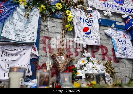 San Salvador, El Salvador. 28th maggio, 2023. Vista di un memoriale che ricorda le vittime di una baldora fuori dallo stadio Cuscatlan. I membri dello staff di Alianza Futbol Club sono stati catturati dalla polizia nazionale salvadorana dopo che 12 persone sono morte e centinaia sono state ferite in una baldanzata allo stadio di Cuscatlan il 21 maggio 2023. (Foto di Camilo Freedman/SOPA Images/Sipa USA) Credit: Sipa USA/Alamy Live News Foto Stock