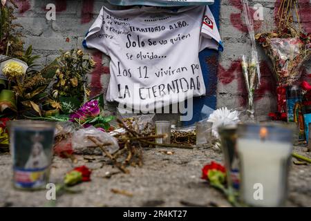 San Salvador, El Salvador. 28th maggio, 2023. Vista di un memoriale che ricorda le vittime di una baldora fuori dallo stadio Cuscatlan. I membri dello staff di Alianza Futbol Club sono stati catturati dalla polizia nazionale salvadorana dopo che 12 persone sono morte e centinaia sono state ferite in una baldanzata allo stadio di Cuscatlan il 21 maggio 2023. (Foto di Camilo Freedman/SOPA Images/Sipa USA) Credit: Sipa USA/Alamy Live News Foto Stock