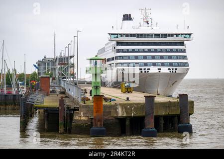 Cuxhaven, Germania. 24th maggio, 2023. La nave Romantika si trova al molo. Il traghetto per la Norvegia termina la sua apparizione a Cuxhaven. Dal giugno 1, la nave Holland Norway Lines naviga da Emden a Kristiansand. Credit: Sina Schuldt/dpa/Alamy Live News Foto Stock