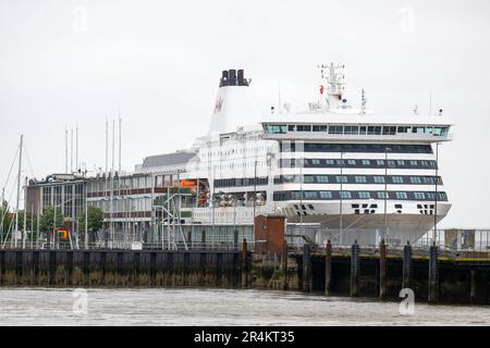 Cuxhaven, Germania. 24th maggio, 2023. La nave Romantika si trova al molo. Il traghetto per la Norvegia termina la sua apparizione a Cuxhaven. Dal giugno 1, la nave Holland Norway Lines naviga da Emden a Kristiansand. Credit: Sina Schuldt/dpa/Alamy Live News Foto Stock