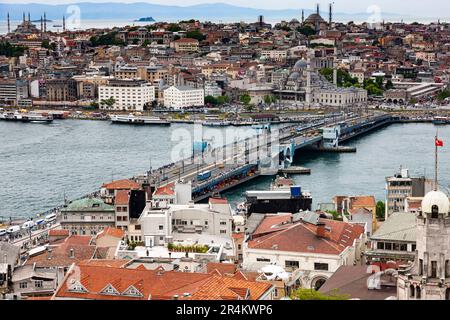 Vista a distanza della zona di Sultanahmet e del Corno d'Oro, del ponte di Galata, dalla torre di Galata (kulesi), lato europeo, Istanbul, Turchia Foto Stock