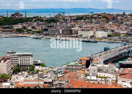 Vista a distanza della zona di Sultanahmet e del Corno d'Oro, del ponte di Galata, dalla torre di Galata (kulesi), lato europeo, Istanbul, Turchia Foto Stock