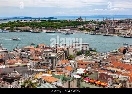 Vista a distanza dell'area di Sultanahmet e del Corno d'Oro, dalla torre Galata (kulesi), lato europeo, Istanbul, Turchia Foto Stock