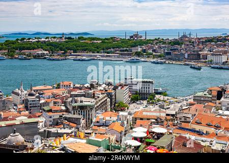 Vista a distanza dell'area di Sultanahmet e del Corno d'Oro, dalla torre Galata (kulesi), lato europeo, Istanbul, Turchia Foto Stock