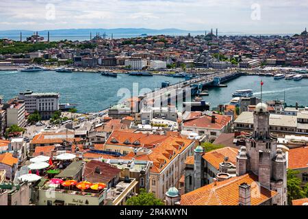 Vista a distanza della zona di Sultanahmet e del Corno d'Oro, del ponte di Galata, dalla torre di Galata (kulesi), lato europeo, Istanbul, Turchia Foto Stock