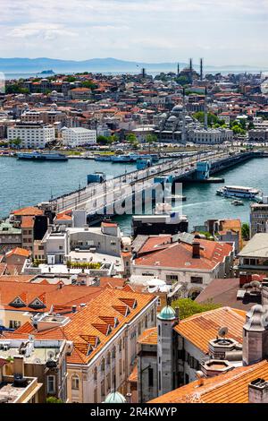 Vista a distanza della zona di Sultanahmet e del Corno d'Oro, del ponte di Galata, dalla torre di Galata (kulesi), lato europeo, Istanbul, Turchia Foto Stock