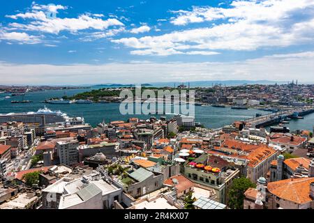 Vista a distanza della zona di Sultanahmet e del Corno d'Oro, del ponte di Galata, dalla torre di Galata (kulesi), lato europeo, Istanbul, Turchia Foto Stock