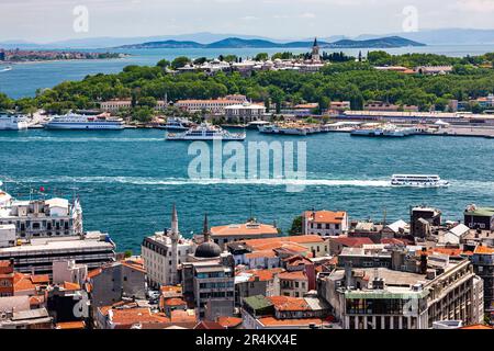 Vista a distanza dell'area di Sultanahmet e del Corno d'Oro, dalla torre Galata (kulesi), lato europeo, Istanbul, Turchia Foto Stock