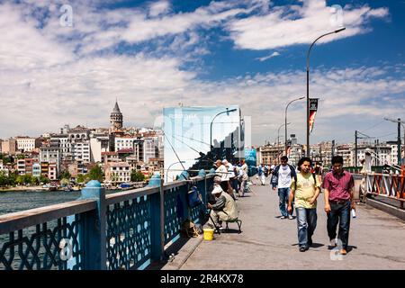 Ponte di Galata e Corno d'Oro, vista lontana dell'area di Galata, lato europeo, Istanbul, Turchia Foto Stock