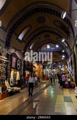 Bazar egiziano (bazar delle spezie), Mısır Çarşısı, vicino al ponte di Galata, lato europeo, Istanbul, Turchia Foto Stock