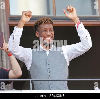 Monaco, Germania. 28th maggio, 2023. Kingsley Coman del Bayern Monaco di Baviera festeggia durante la celebrazione per aver vinto il titolo di prima divisione tedesca Bundesliga nel centro di Monaco, Germania, 28 maggio 2023. Credit: Philippe Ruiz/Xinhua/Alamy Live News Foto Stock