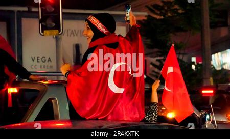 Smirne, Turchia. 28th maggio, 2023. Festa elettorale dei sostenitori del partito AK di fronte alla presidenza provinciale di Izmir del partito AK. Il presidente Recep Tayyip Erdogan ha vinto le elezioni presidenziali della Turchia per altri cinque anni, sconfiggendo il leader dell'opposizione Kemal Kilicdaroglu. Con il 99,43% dei voti contati, i risultati ufficiali preliminari annunciati dal Consiglio Supremo delle elezioni della Turchia di domenica hanno mostrato che Erdogan ha vinto con il 52,14% dei voti. Kilicdaroglu ha ricevuto il 47,86%. (Foto di ?dil Toffolo/Pacific Press) Credit: Pacific Press Media Production Corp./Alamy Live News Foto Stock