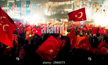 Smirne, Turchia. 28th maggio, 2023. Festa elettorale dei sostenitori del partito AK di fronte alla presidenza provinciale di Izmir del partito AK. Il presidente Recep Tayyip Erdogan ha vinto le elezioni presidenziali della Turchia per altri cinque anni, sconfiggendo il leader dell'opposizione Kemal Kilicdaroglu. Con il 99,43% dei voti contati, i risultati ufficiali preliminari annunciati dal Consiglio Supremo delle elezioni della Turchia di domenica hanno mostrato che Erdogan ha vinto con il 52,14% dei voti. Kilicdaroglu ha ricevuto il 47,86%. (Foto di ?dil Toffolo/Pacific Press) Credit: Pacific Press Media Production Corp./Alamy Live News Foto Stock