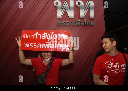 Bangkok, Thailandia. 28th maggio, 2023. Sostenitore del partito che indossa una camicia rossa, tenendo in mano un cartello che chiede al partito di ritirarsi dal governo guidato dal partito di avanzamento della parata per formare il governo, presso la sede centrale del partito thailandese Pheu, New Petchburi Road, Bangkok, il 28 maggio 2023. (Foto di Teera Noisakran/Pacific Press) Credit: Pacific Press Media Production Corp./Alamy Live News Foto Stock