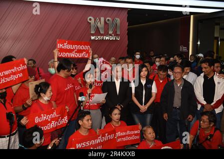 Bangkok, Thailandia. 28th maggio, 2023. Sostenitore del partito che indossa una camicia rossa, tenendo in mano un cartello che chiede al partito di ritirarsi dal governo guidato dal partito di avanzamento della parata per formare il governo, presso la sede centrale del partito thailandese Pheu, New Petchburi Road, Bangkok, il 28 maggio 2023. (Foto di Teera Noisakran/Pacific Press) Credit: Pacific Press Media Production Corp./Alamy Live News Foto Stock