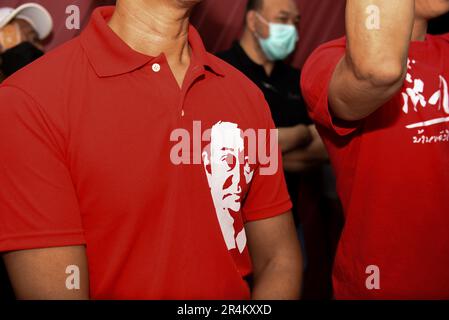 Bangkok, Thailandia. 28th maggio, 2023. Quest'uomo, che indossa una camicia rossa, porta il volto dell'ex primo ministro Thaksin Shinawatra. Chi ora fugge dal caso all'estero. Presso la sede centrale del Pheu Thai Party, New Petchburi Road, Bangkok, il 28 maggio 2023. (Foto di Teera Noisakran/Pacific Press) Credit: Pacific Press Media Production Corp./Alamy Live News Foto Stock