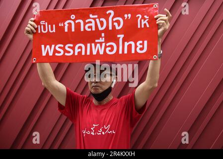 Bangkok, Thailandia. 28th maggio, 2023. Sostenitore del partito che indossa una camicia rossa, tenendo in mano un cartello che chiede al partito di ritirarsi dal governo guidato dal partito di avanzamento della parata per formare il governo, presso la sede centrale del partito thailandese Pheu, New Petchburi Road, Bangkok, il 28 maggio 2023. (Foto di Teera Noisakran/Pacific Press) Credit: Pacific Press Media Production Corp./Alamy Live News Foto Stock