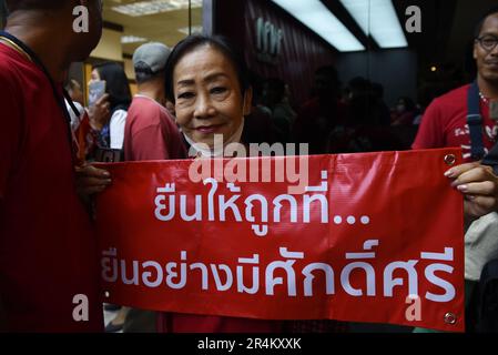 Bangkok, Thailandia. 28th maggio, 2023. Sostenitore del partito che indossa una camicia rossa, tenendo in mano un cartello che chiede al partito di ritirarsi dal governo guidato dal partito di avanzamento della parata per formare il governo, presso la sede centrale del partito thailandese Pheu, New Petchburi Road, Bangkok, il 28 maggio 2023. (Foto di Teera Noisakran/Pacific Press) Credit: Pacific Press Media Production Corp./Alamy Live News Foto Stock