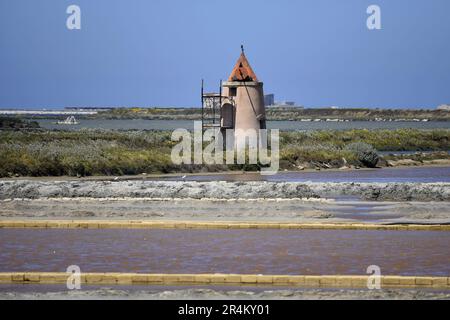 Paesaggio con vista panoramica di Galia Canino tradizionale saliera nelle Saline di Trapani e Pacheco, Nubia Sicilia Italia. Foto Stock