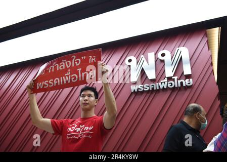 Bangkok, Thailandia. 28th maggio, 2023. Un sostenitore del partito dell'uomo che indossa una camicia rossa, che tiene in mano un cartello che chiede al partito di ritirarsi dal governo guidato dal partito di avanzamento della parata per formare il governo, alla sede del partito thailandese di Pheu, New Petchburi Road, Bangkok, il 28 maggio 2023. (Credit Image: © Teera Noisakran/Pacific Press via ZUMA Press Wire) SOLO PER USO EDITORIALE! Non per USO commerciale! Foto Stock