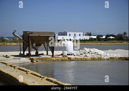 Paesaggio con vista panoramica di un'antica macinacaffè commerciale alle Saline di Trapani e Paceco a Nubia, Sicilia Italia. Foto Stock