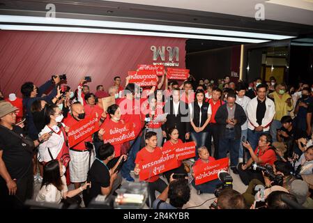 Bangkok, Thailandia. 28th maggio, 2023. Sostenitore del partito che indossa una camicia rossa, tenendo in mano un cartello che chiede al partito di ritirarsi dal governo guidato dal partito di avanzamento della parata per formare il governo, presso la sede centrale del partito thailandese Pheu, New Petchburi Road, Bangkok, il 28 maggio 2023. (Credit Image: © Teera Noisakran/Pacific Press via ZUMA Press Wire) SOLO PER USO EDITORIALE! Non per USO commerciale! Foto Stock