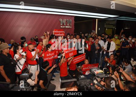 Bangkok, Thailandia. 28th maggio, 2023. Sostenitore del partito che indossa una camicia rossa, tenendo in mano un cartello che chiede al partito di ritirarsi dal governo guidato dal partito di avanzamento della parata per formare il governo, presso la sede centrale del partito thailandese Pheu, New Petchburi Road, Bangkok, il 28 maggio 2023. (Credit Image: © Teera Noisakran/Pacific Press via ZUMA Press Wire) SOLO PER USO EDITORIALE! Non per USO commerciale! Foto Stock