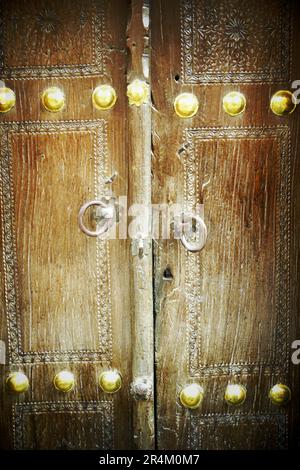 Frammento di vecchia porta in legno intagliata. Primo piano Foto Stock
